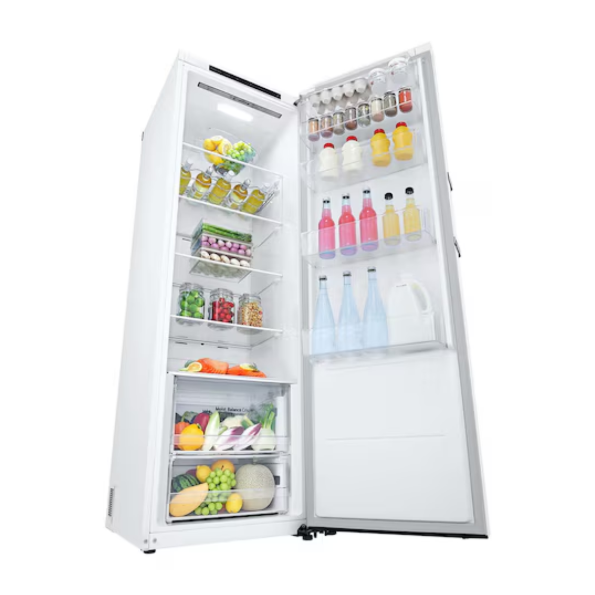 Un refrigerador blanco abierto lleno de comida, incluyendo frutas, verduras y botellas.