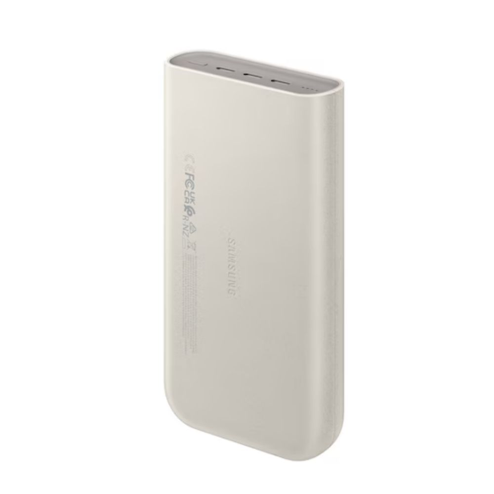 Un power bank Samsung beige chiaro è mostrato su sfondo bianco. Ha porte in alto.