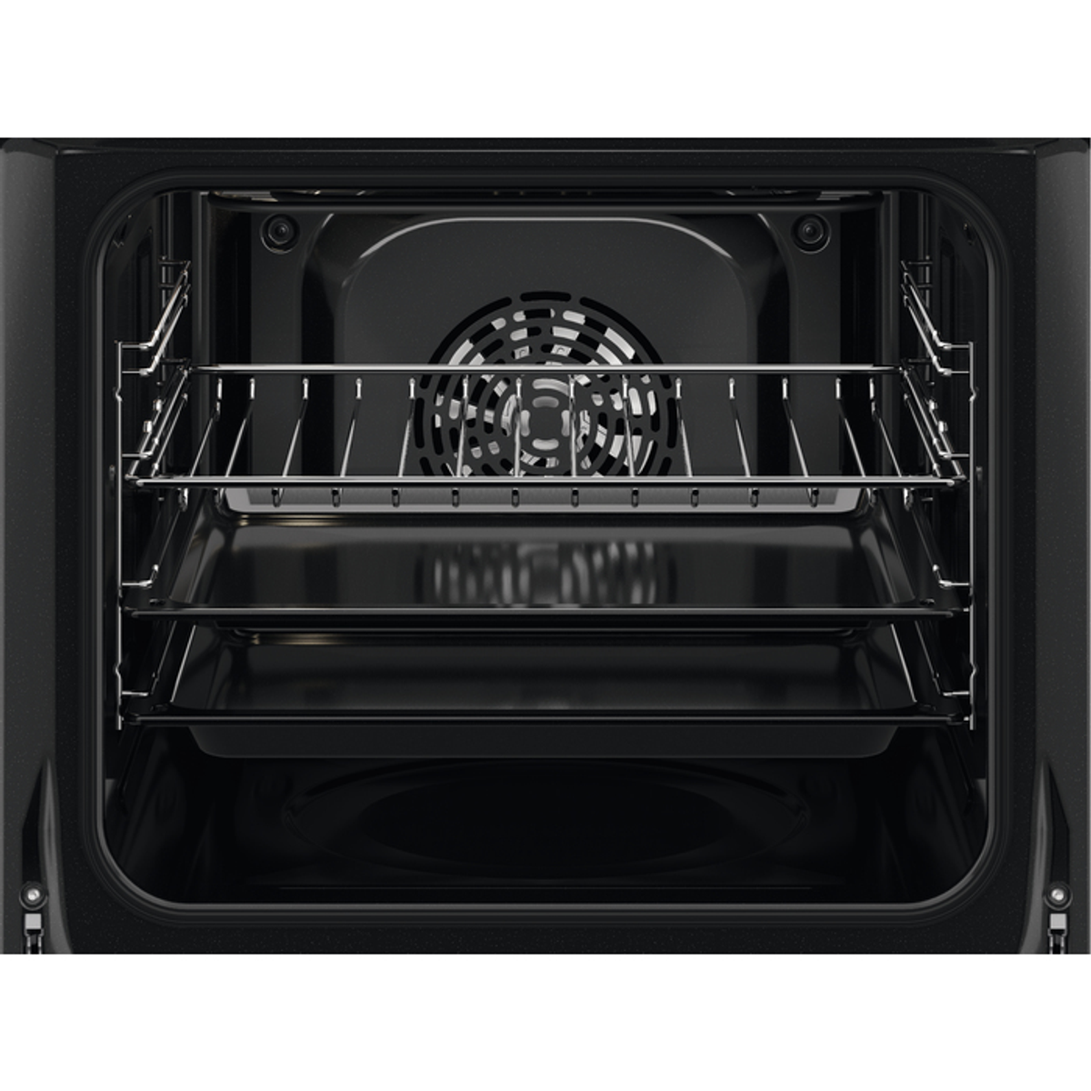 Interno di un forno nero e pulito con tre griglie e due teglie.