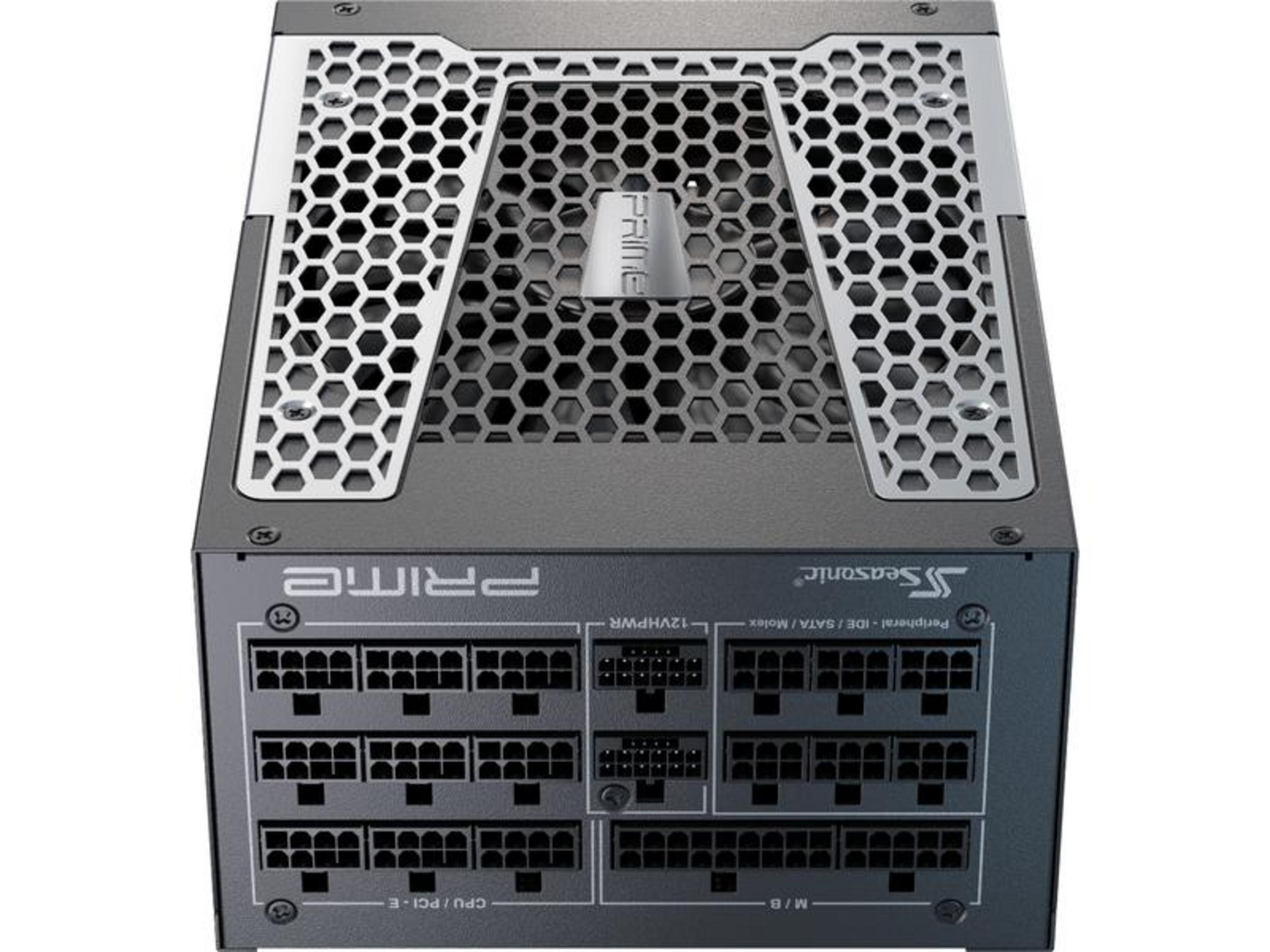 Een grijze voeding met een zilverkleurig ventilatorrooster en veel poorten.