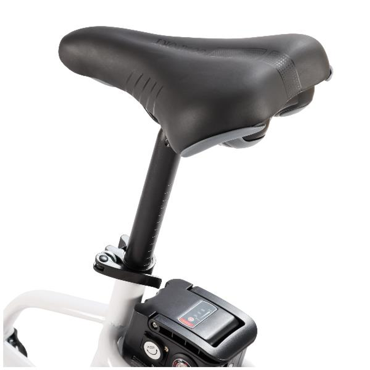 Czarno-białe siodełko rowerowe na białej ramie z akumulatorem.