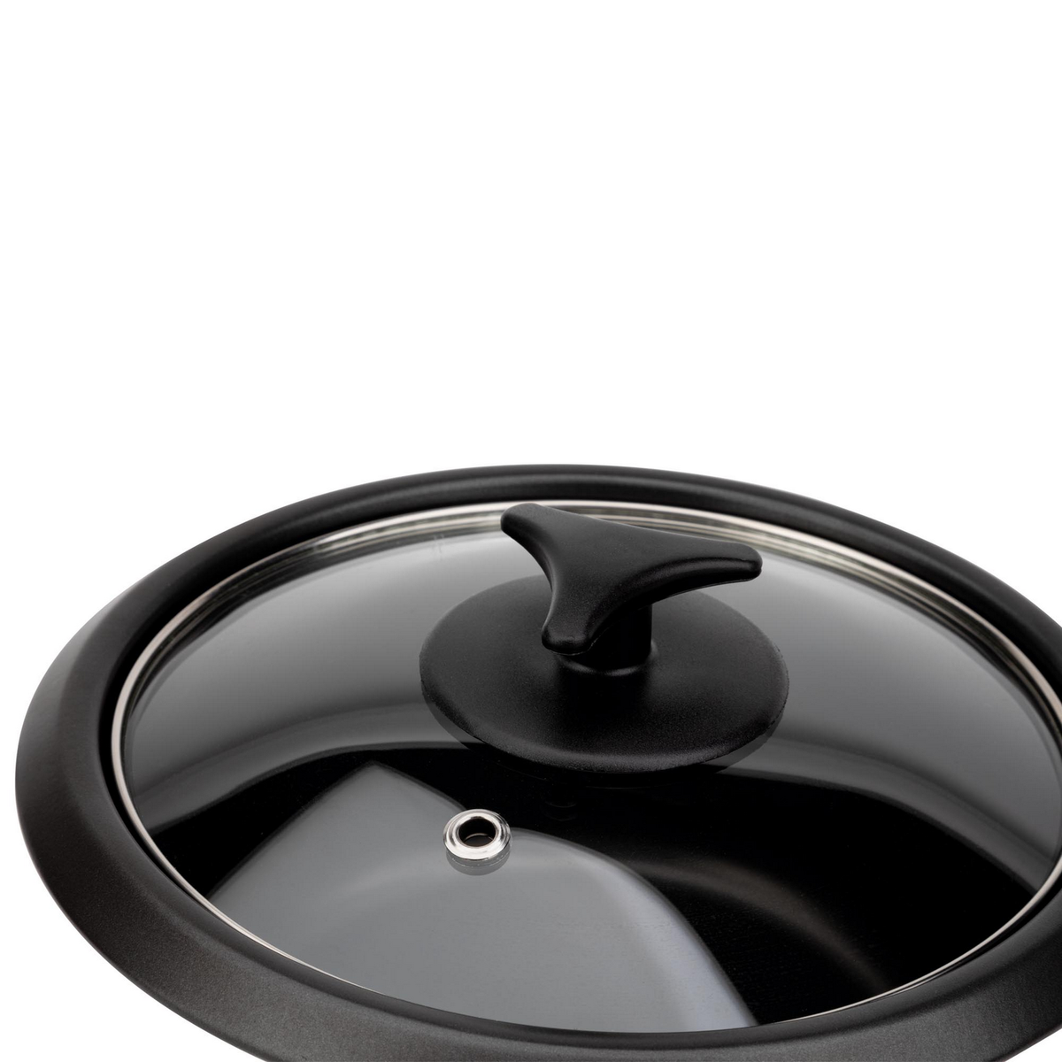Primo piano di un coperchio nero per slow cooker con finestra in vetro e manico nero.