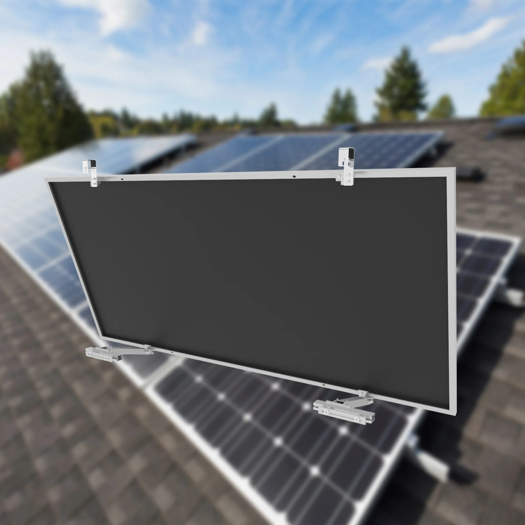 Ein graues Solarpanel mit Halterungen auf einem Dach mit Solarmodulen.