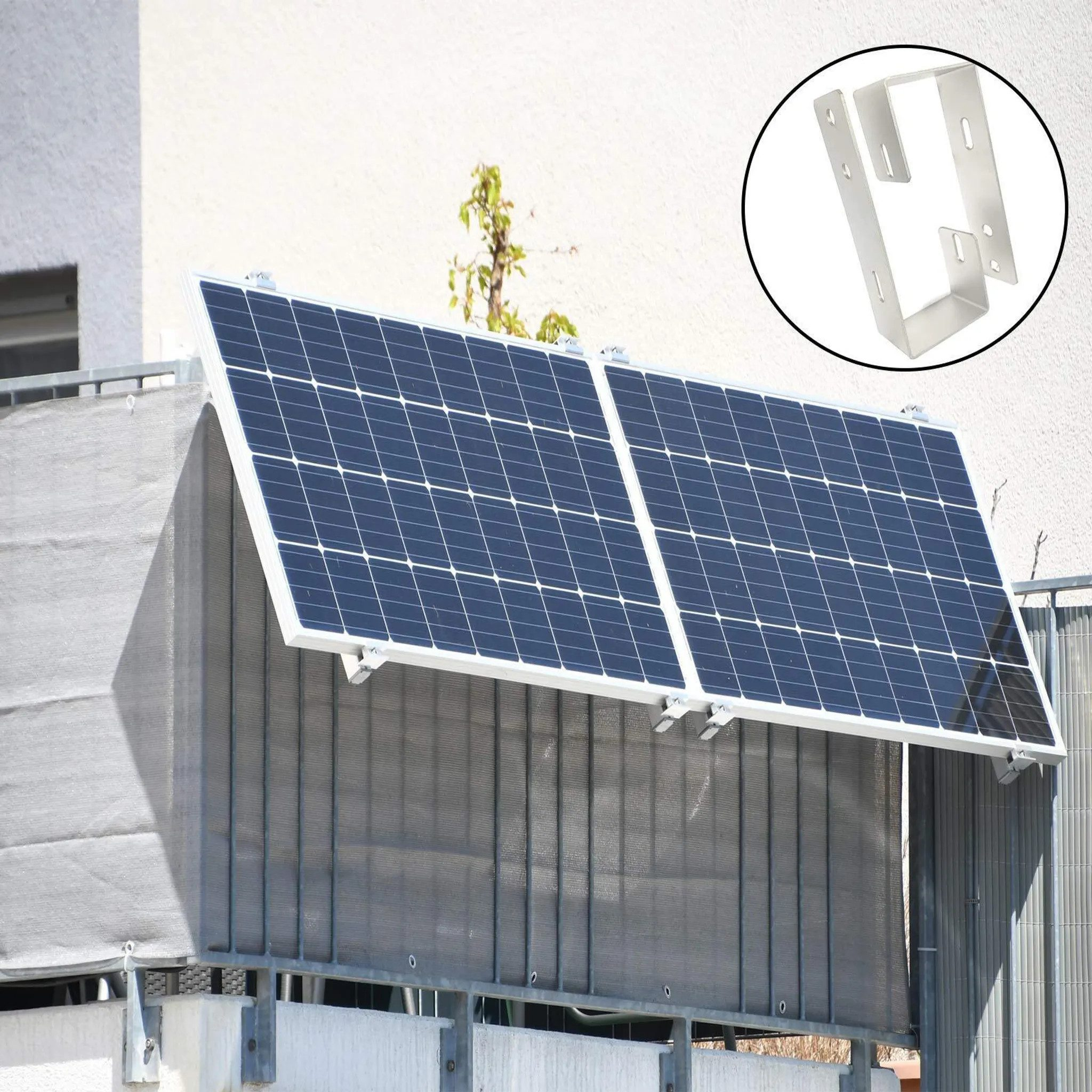 Zwei Solarmodule auf einem Metallgerüst vor einer Hauswand, mit einem detaillierten Bild einer Halterung im Kreis.