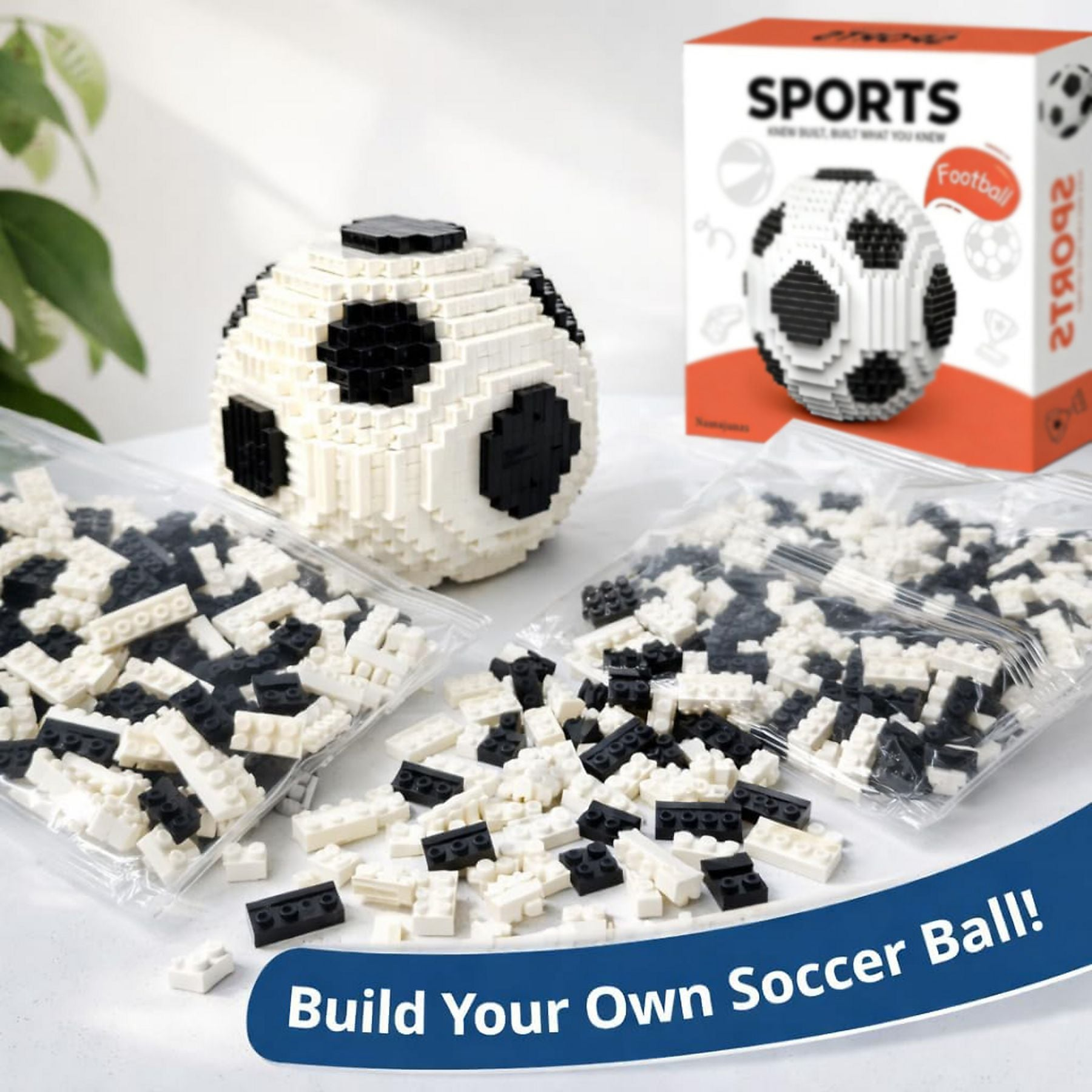Bausteine für einen Fußball, zwei Tüten mit Teilen und eine Box.