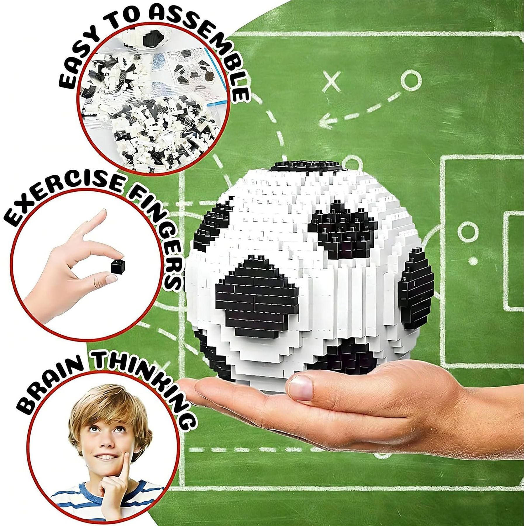 Fußball aus Bausteinen auf einer grünen Spielfeld-Tafel mit Diagrammen.