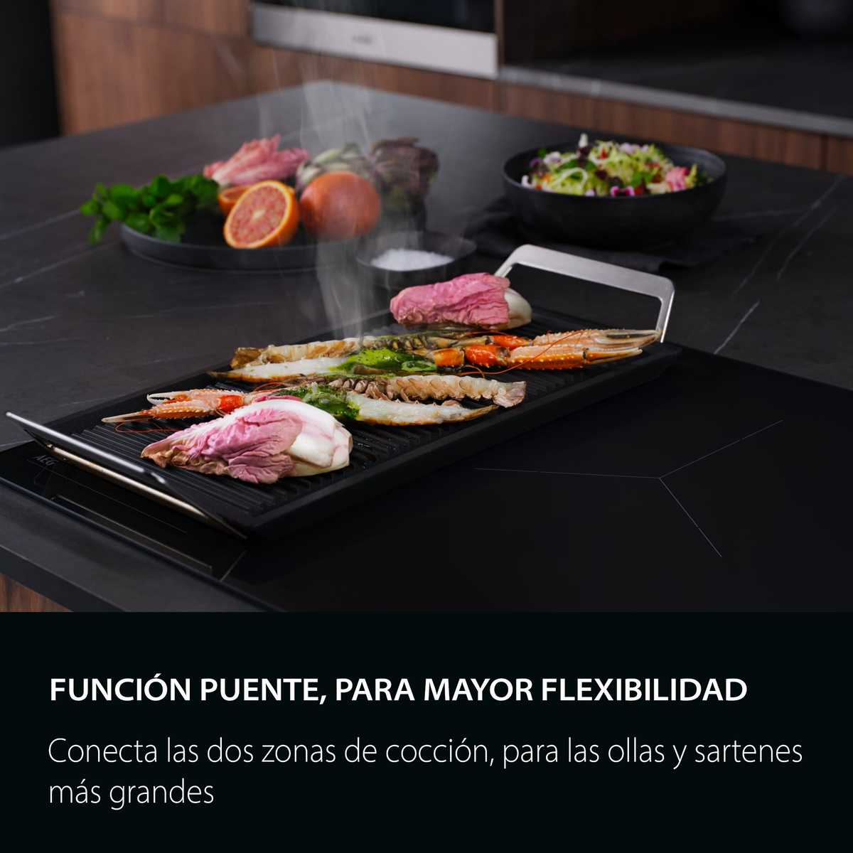 Pescado y carne a la parrilla con vapor. Cerca hay fruta y ensalada.