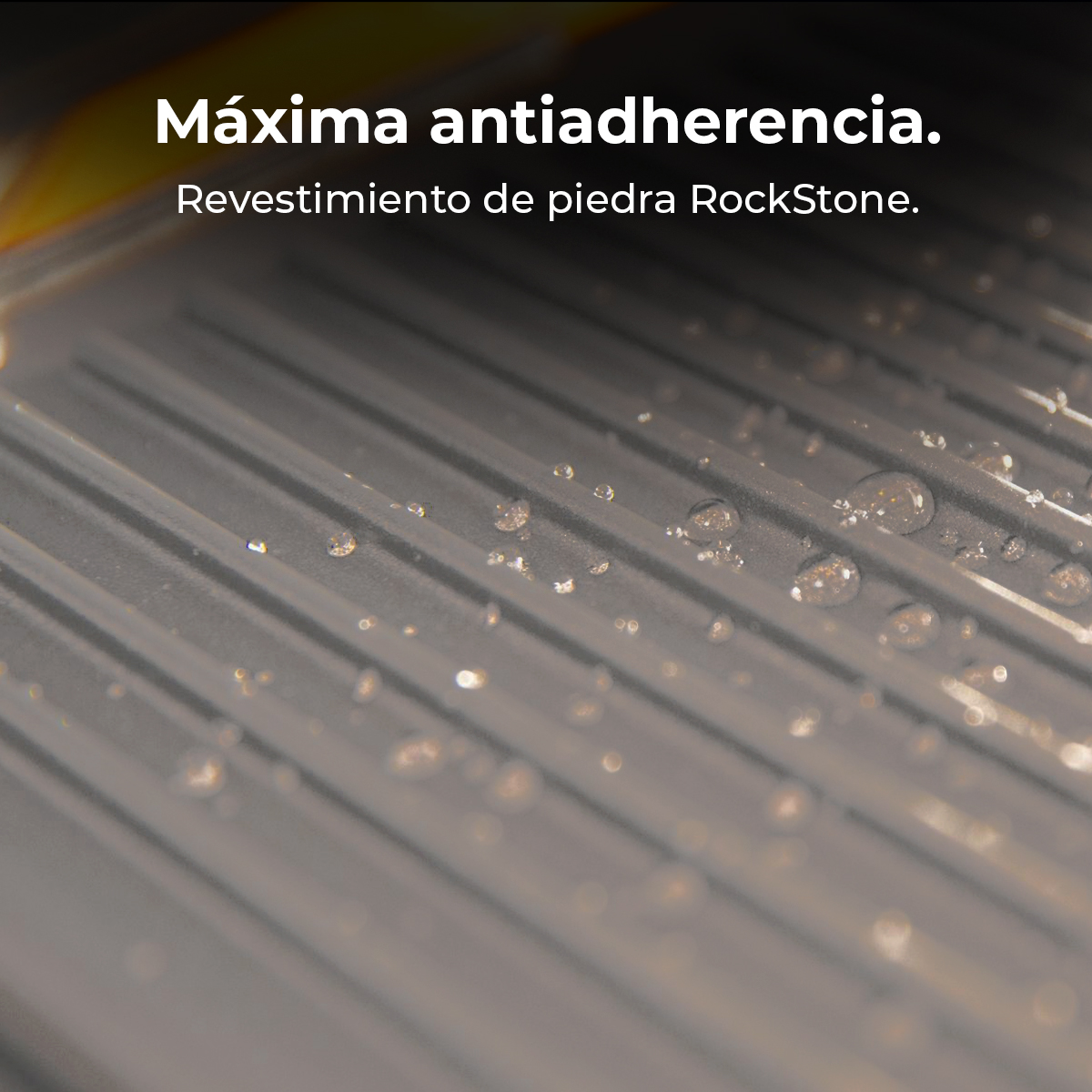 Gotas de agua sobre superficie acanalada con texto.