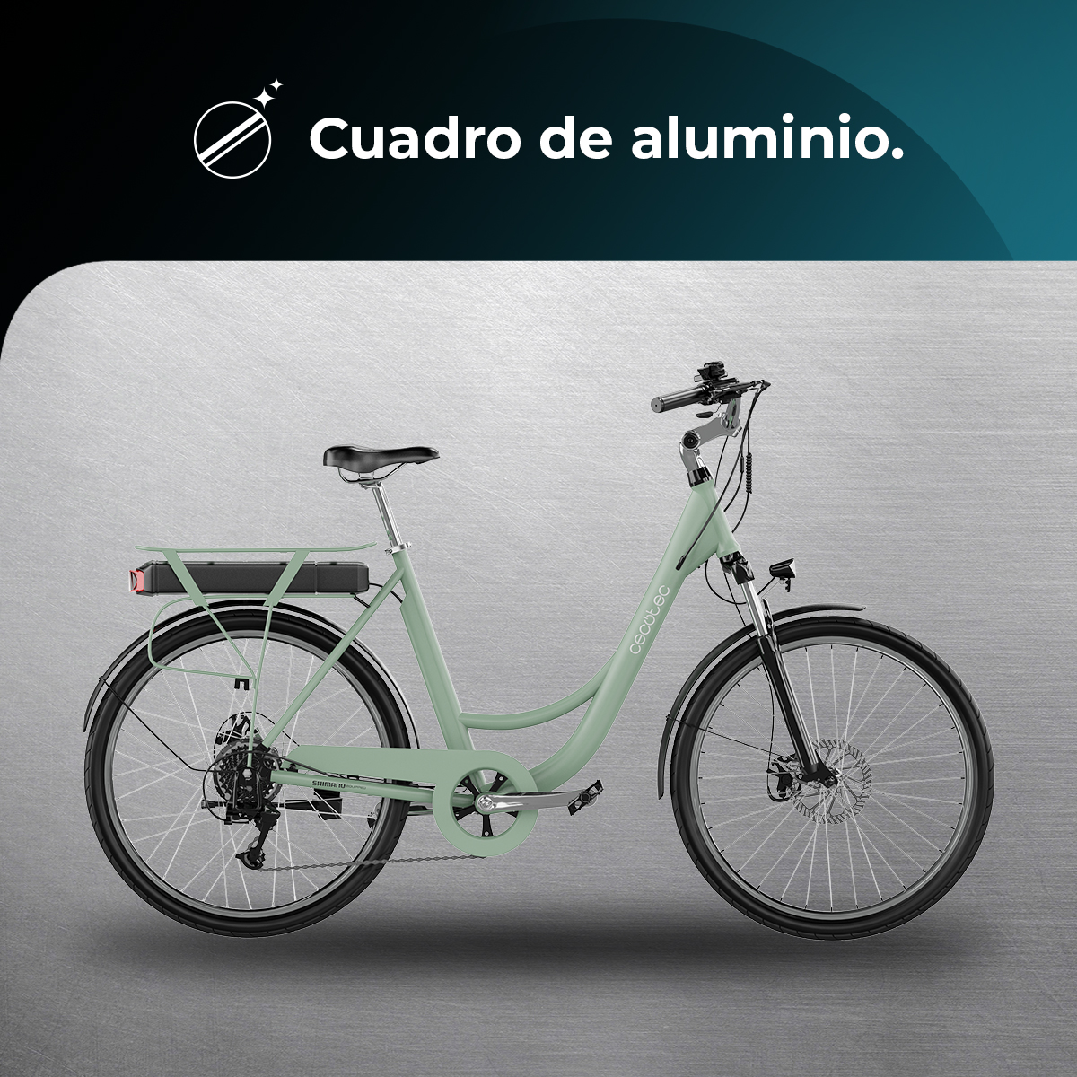 Jasnozielony rower damski z bagażnikiem i baterią, srebrne tło.