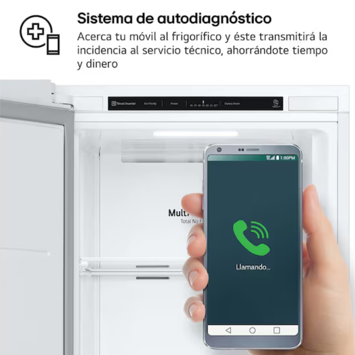 Ręka trzyma telefon z ekranem połączenia przed otwartą lodówką.