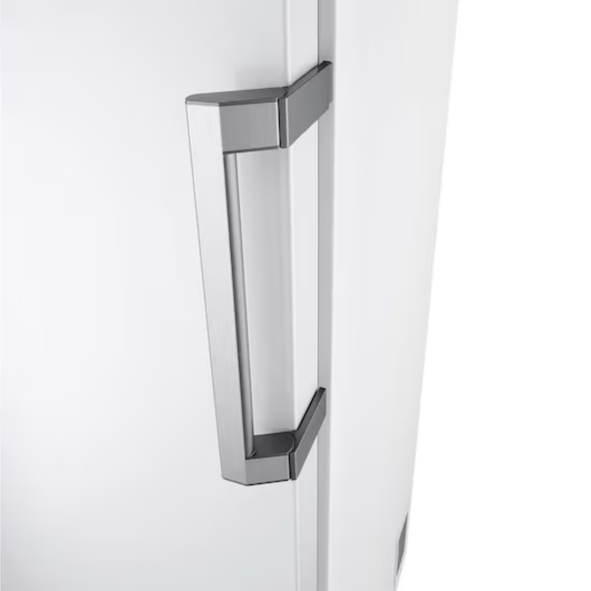 Srebrna klamka na białych drzwiach lub powierzchni.