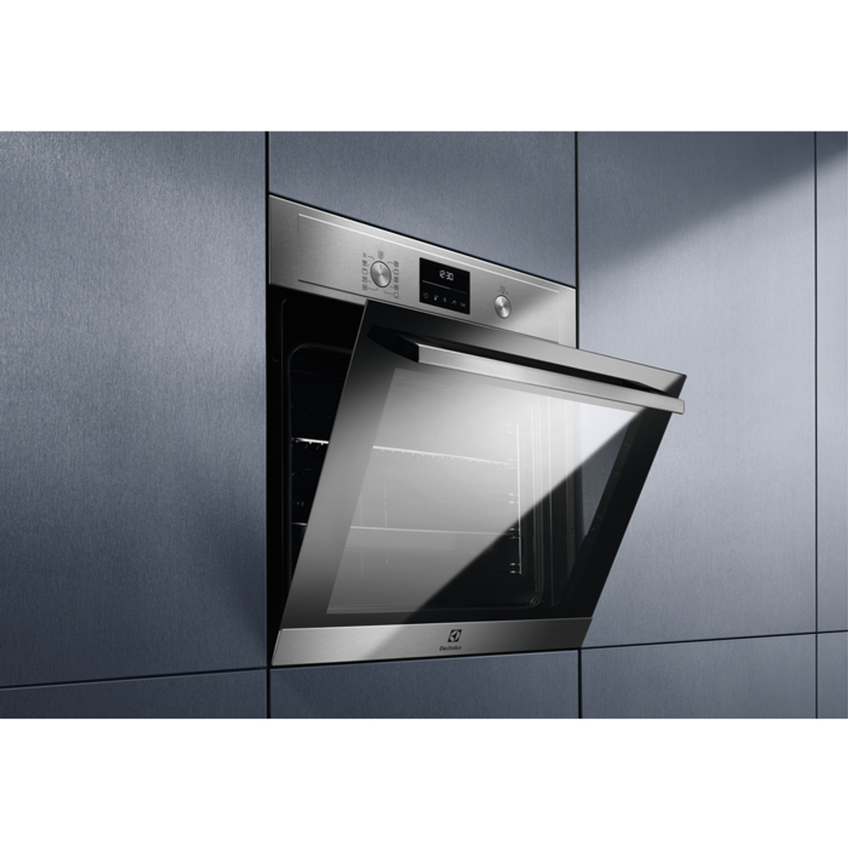 Un horno empotrado moderno con detalles de acero inoxidable y puerta de cristal abierta.