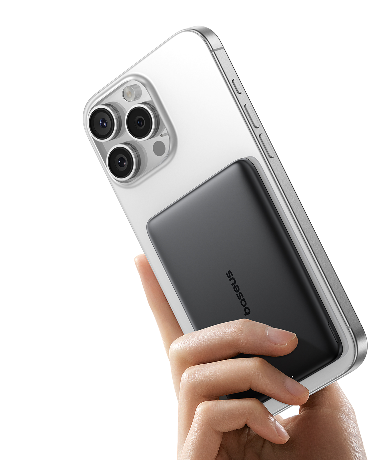Hand hält weißes iPhone mit schwarzem Ladecase auf der Rückseite.