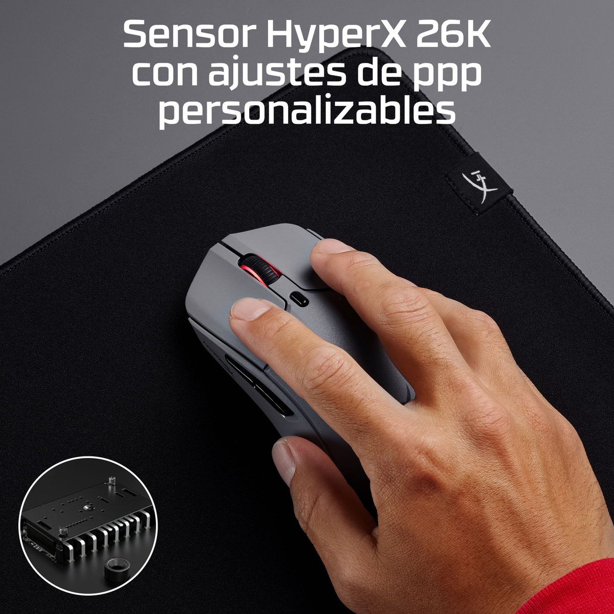 Szara mysz komputerowa z czerwonym kółkiem, trzymana przez rękę. Zbliżenie.