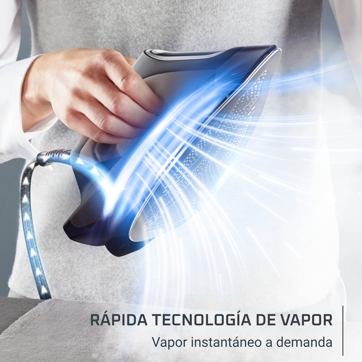 Una mano sostiene una plancha de la que sale vapor azul. Rápida tecnología de vapor.