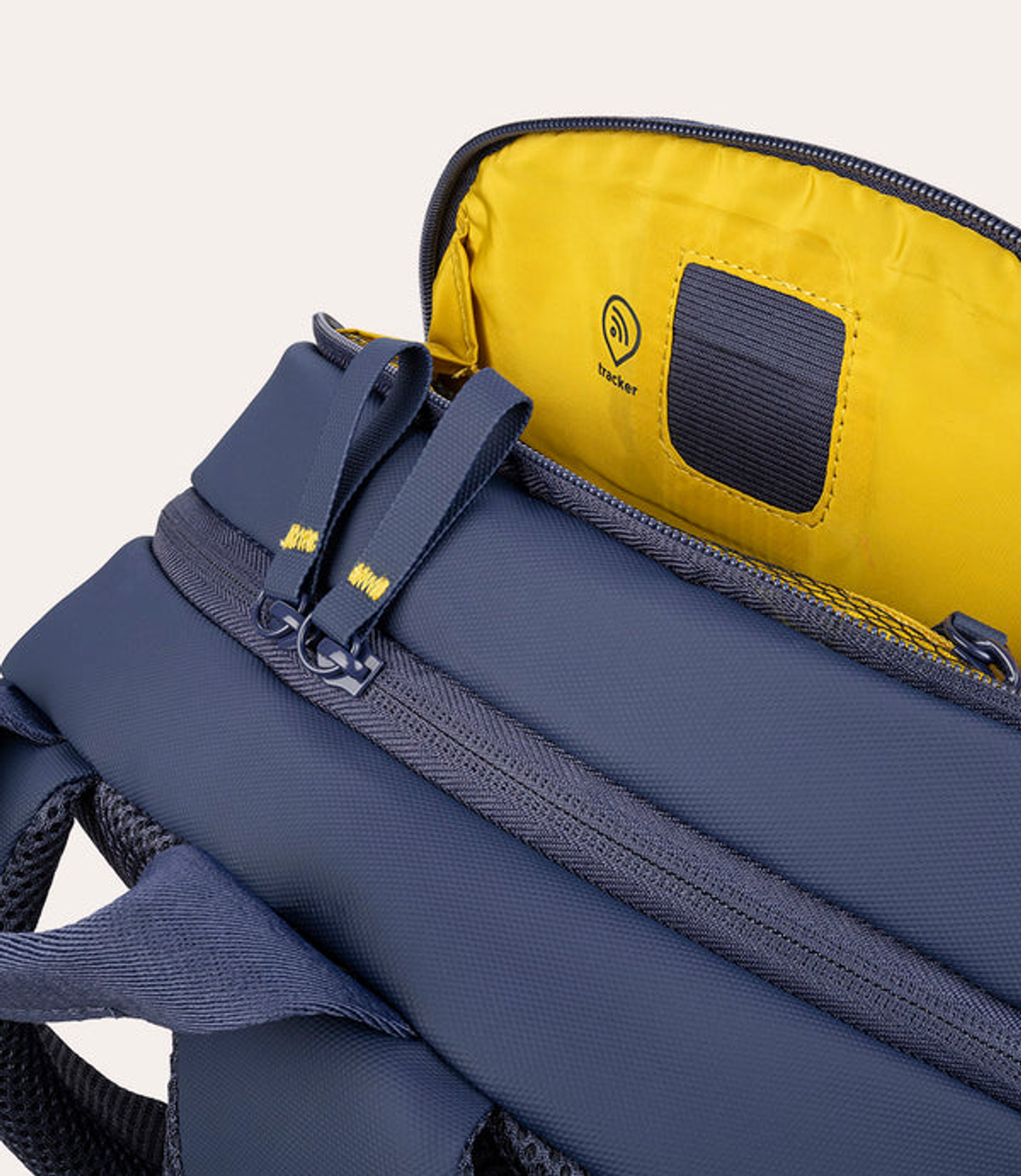 Zaino blu scuro con interno giallo e simbolo tracker.