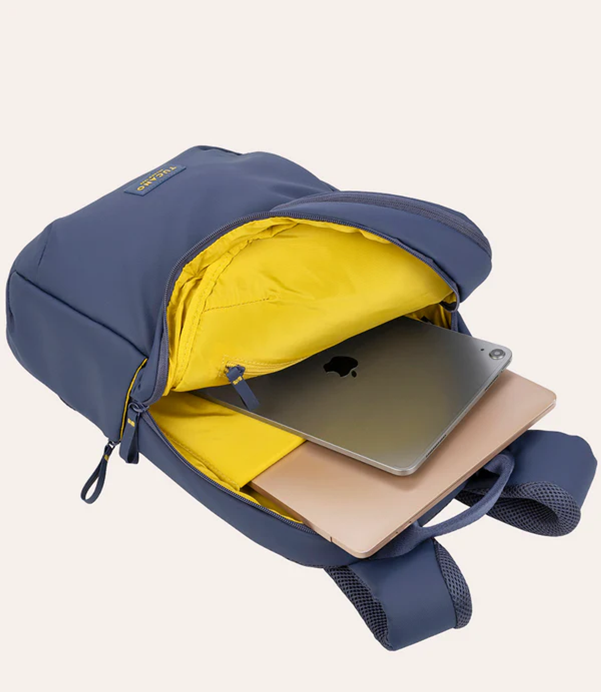 Zaino blu con fodera gialla, due tablet all'interno.