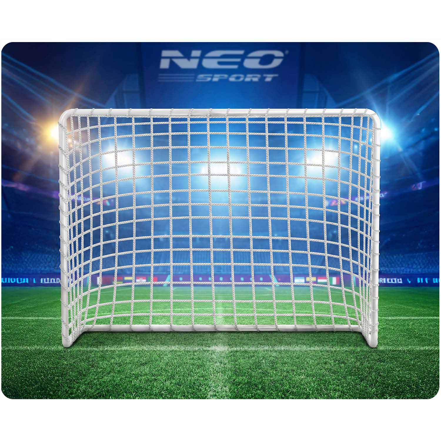 Biała bramka piłkarska z siatką stoi na zielonej murawie przed stadionem.