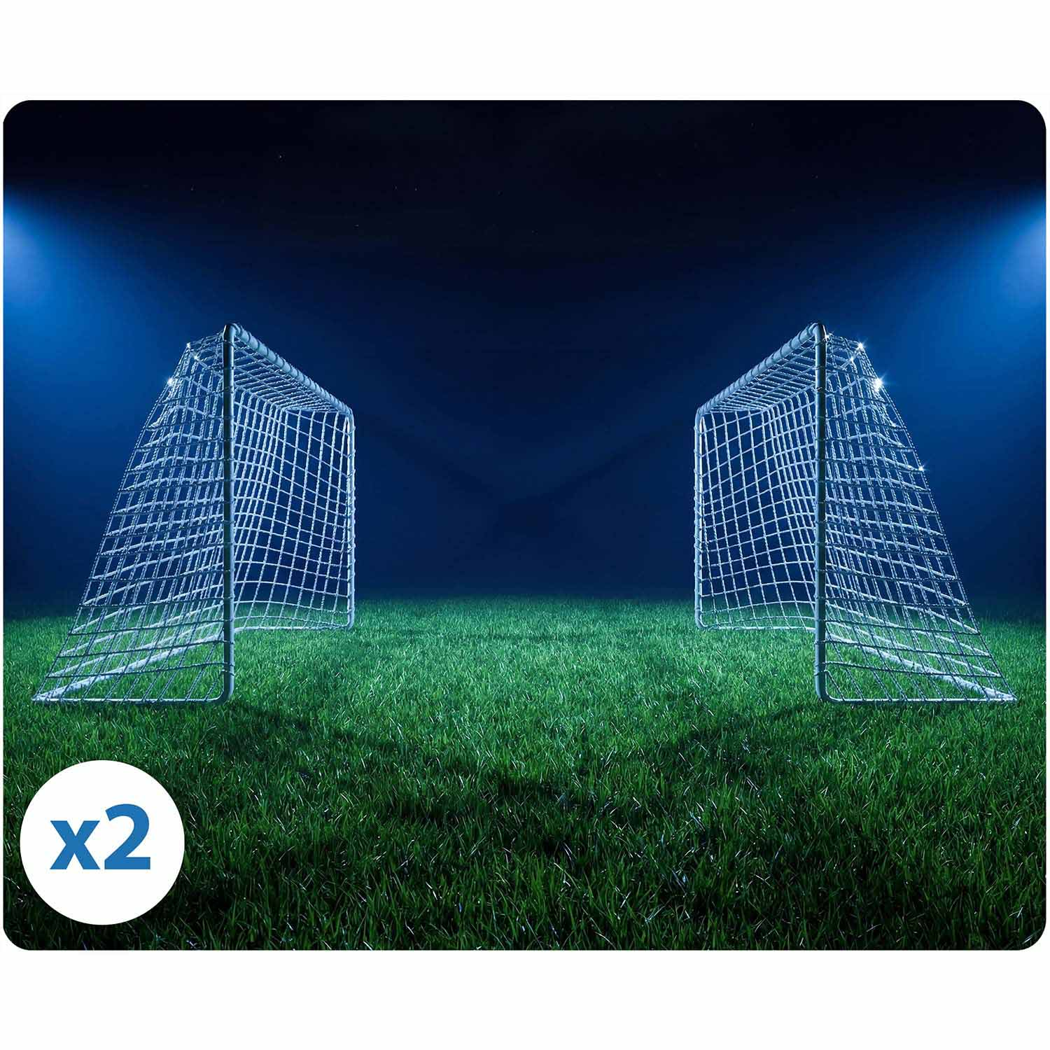 Dwa bramki piłkarskie na zielonej murawie pod reflektorami.