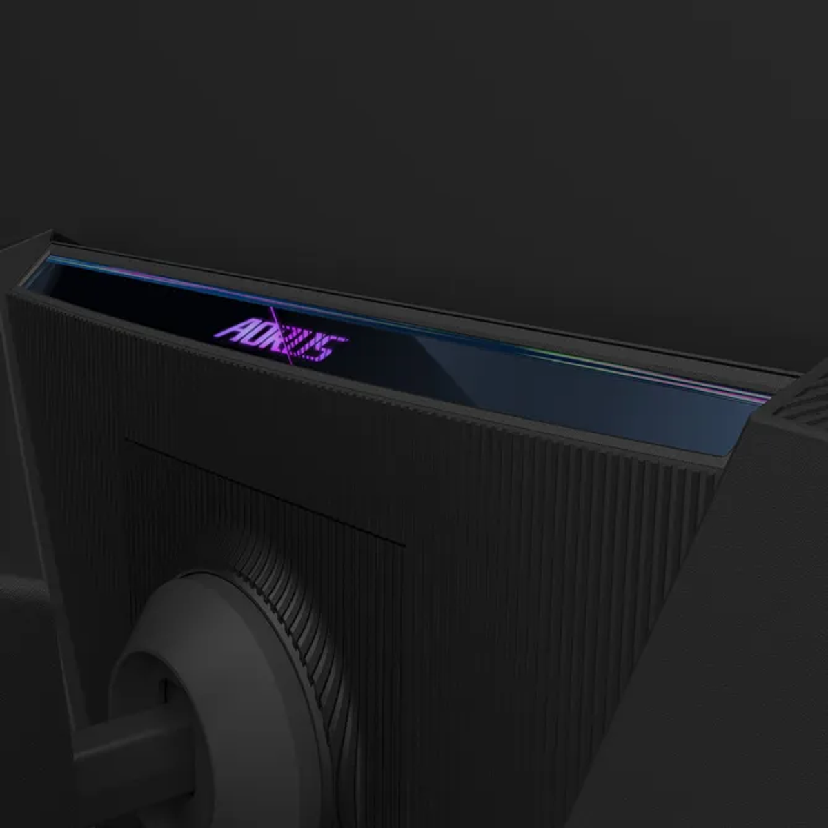 Zbliżenie czarnego monitora z podświetlonym fioletowym logo AORUS na górze.