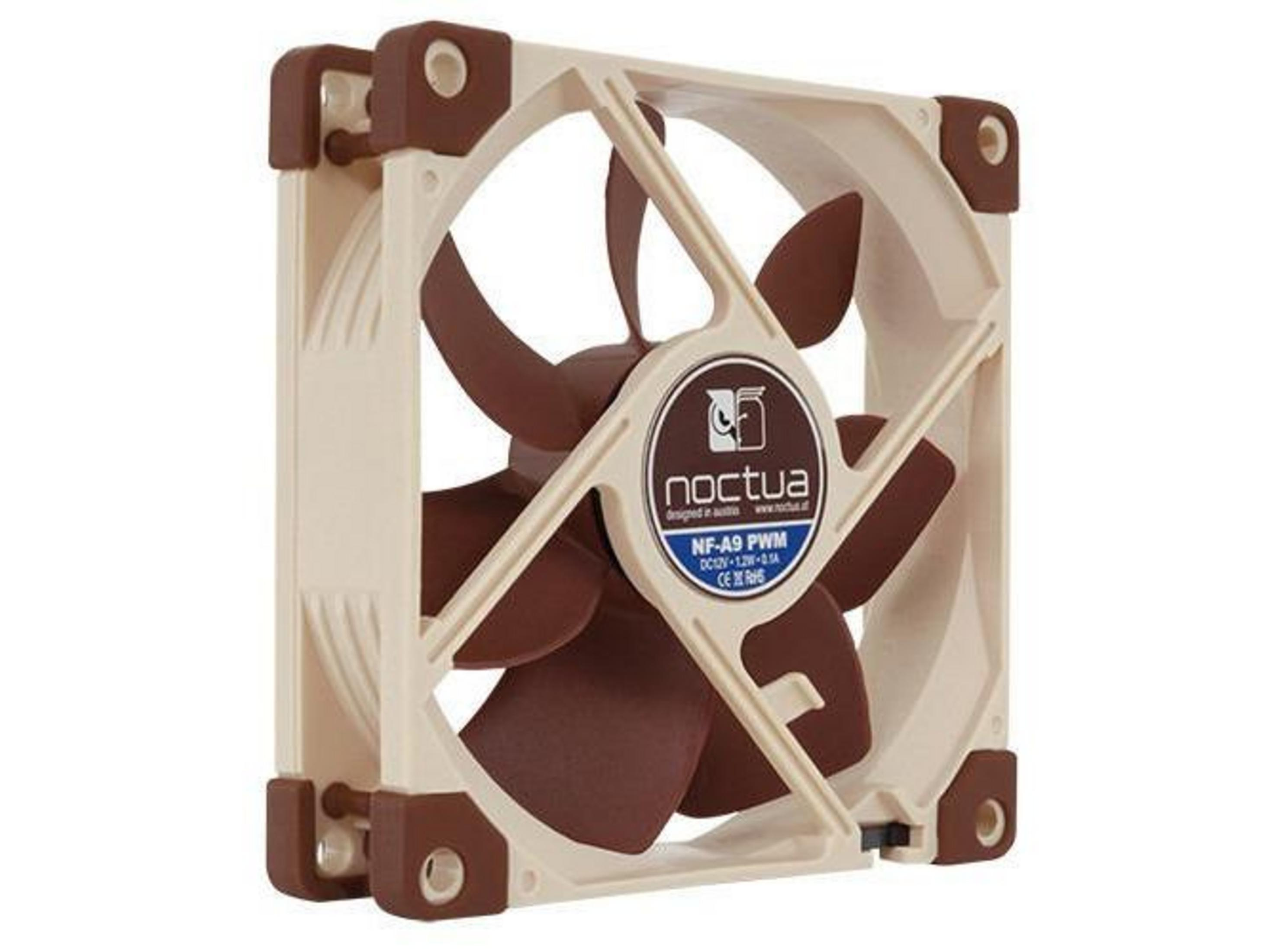 Una ventola beige con pale marroni e supporti angolari marroni.