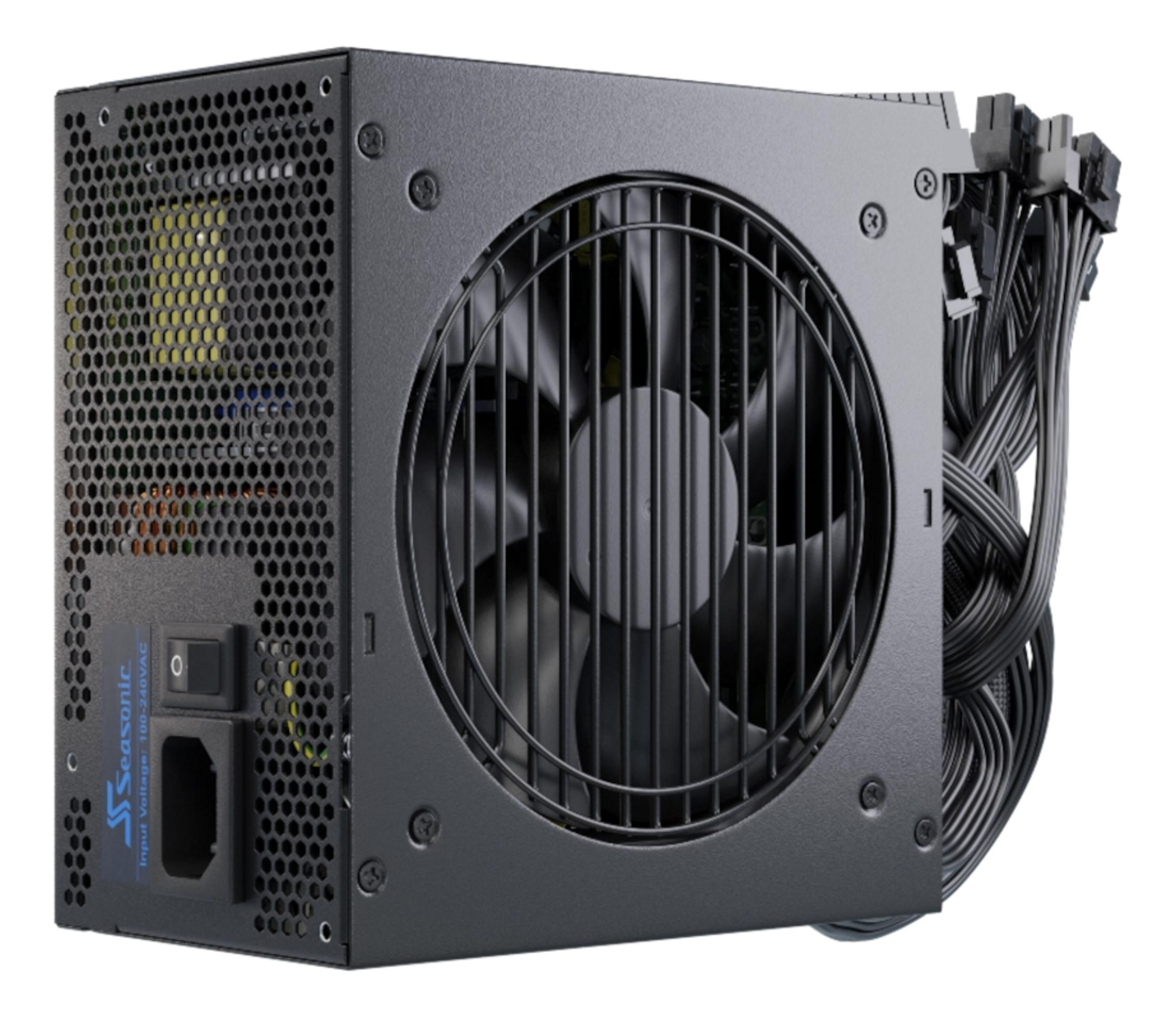 Czarny zasilacz z wentylatorem, przełącznikiem i kablami na białym tle.