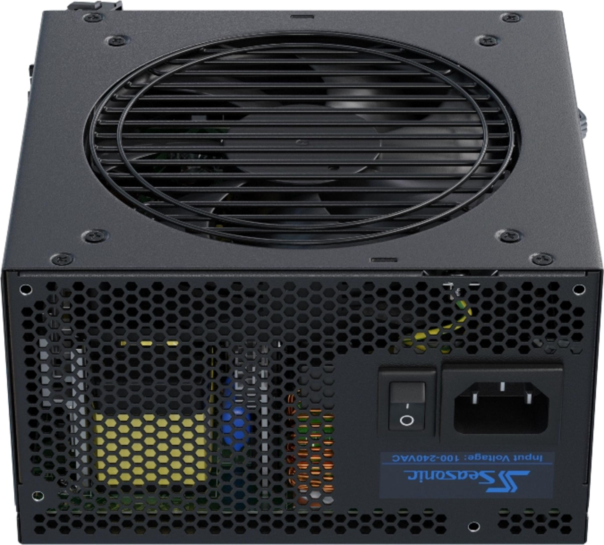 Czarny zasilacz z wentylatorem na górze, przednim grillem o strukturze plastra miodu, przełącznikiem i gniazdem.