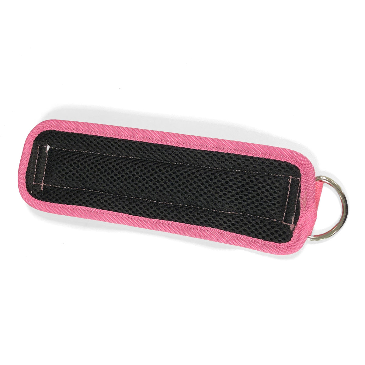 Ein rosa Band mit schwarzem Netz und einem Metallring. Nahaufnahme, Studioaufnahme.