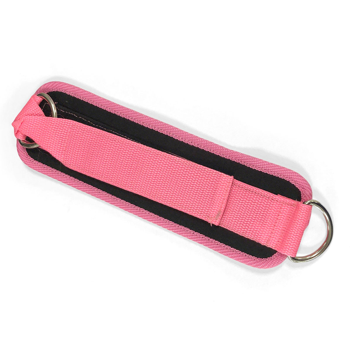 Ein rosa Knöchelriemen mit schwarzer Umrandung und Metallringen.