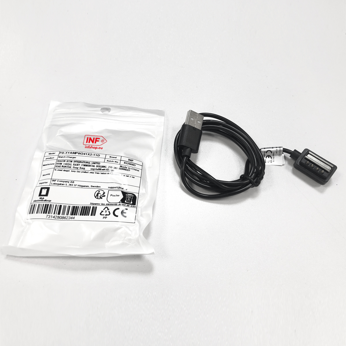 Czarny kabel ładujący ze złączem USB i magnetyczną końcówką leży obok opakowania.