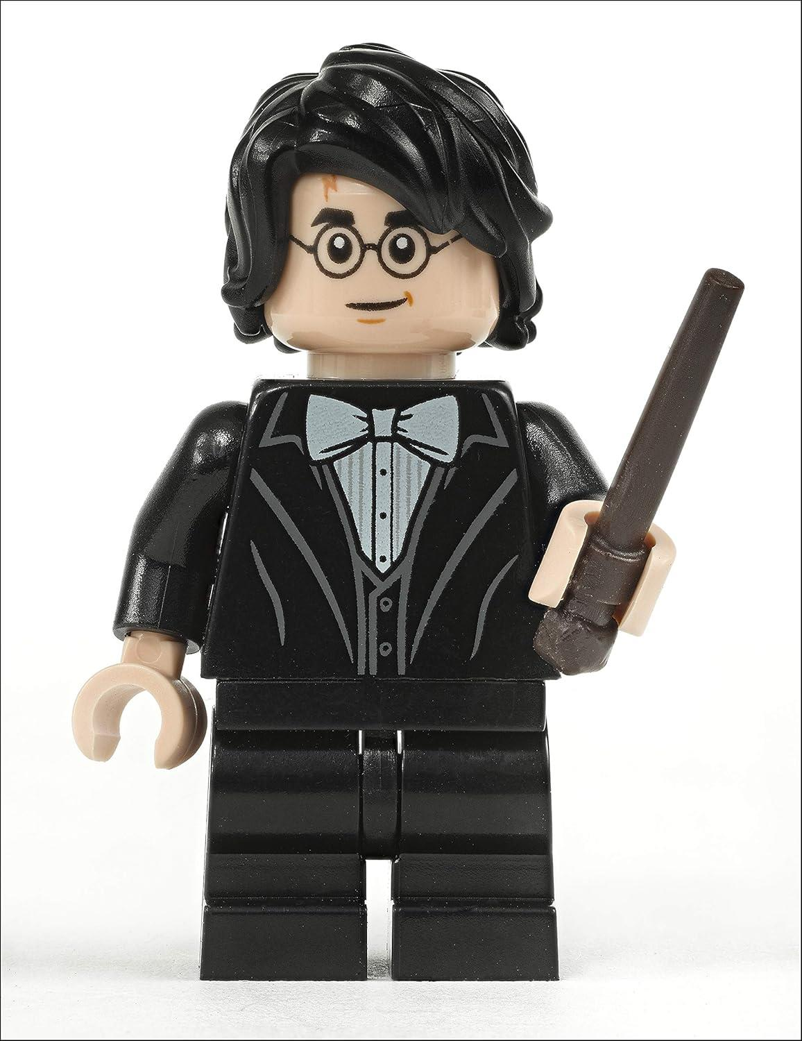 Siyah takım elbiseli, beyaz gömlekli, papyonlu, asasını tutan Lego Harry Potter figürü.