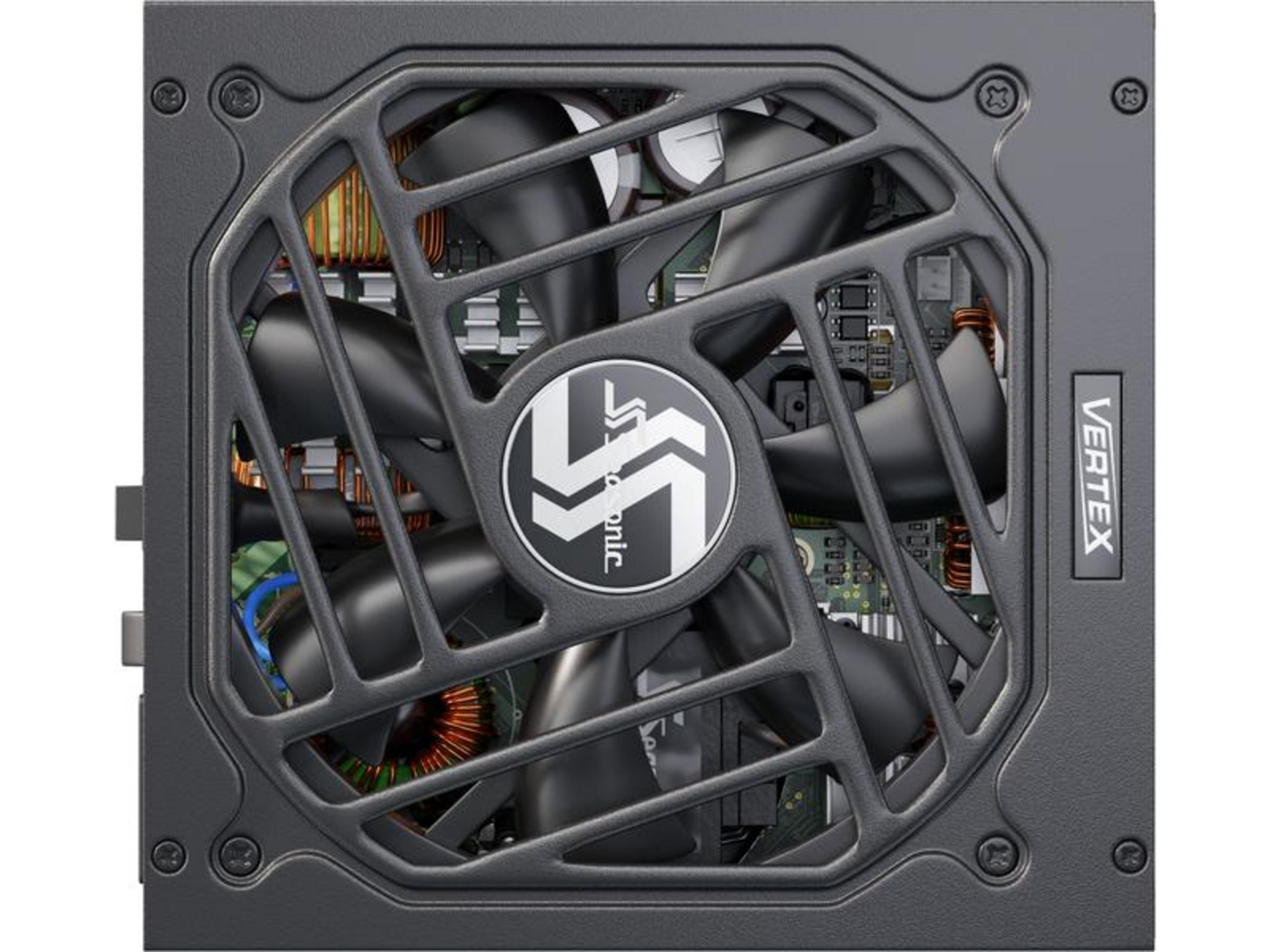 Zasilacz z czarną kratką wentylatora, wentylatorem i elementami wewnętrznymi.