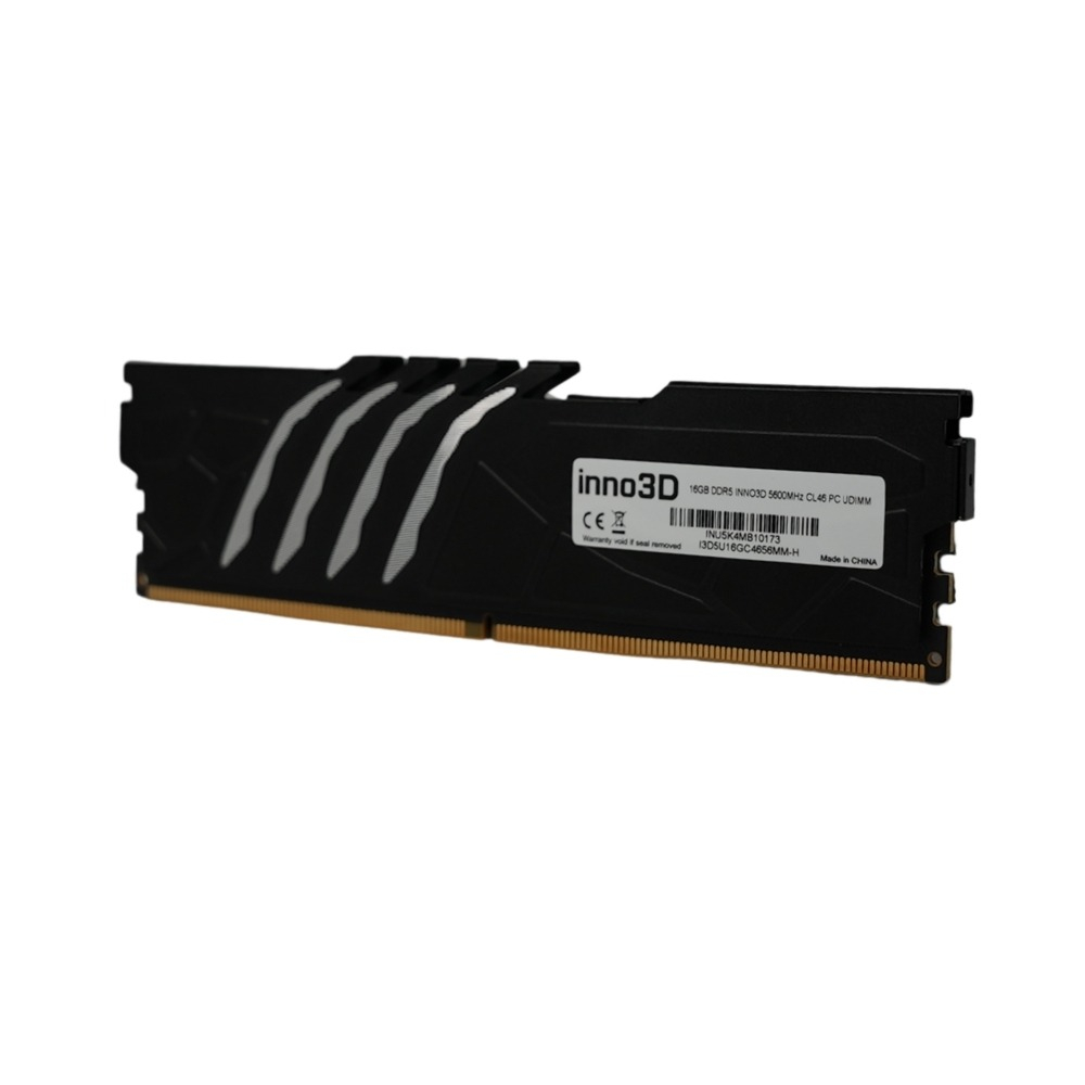 Gümüş vurgulara ve teknik özellikler etiketine sahip siyah Inno3D RAM bellek.