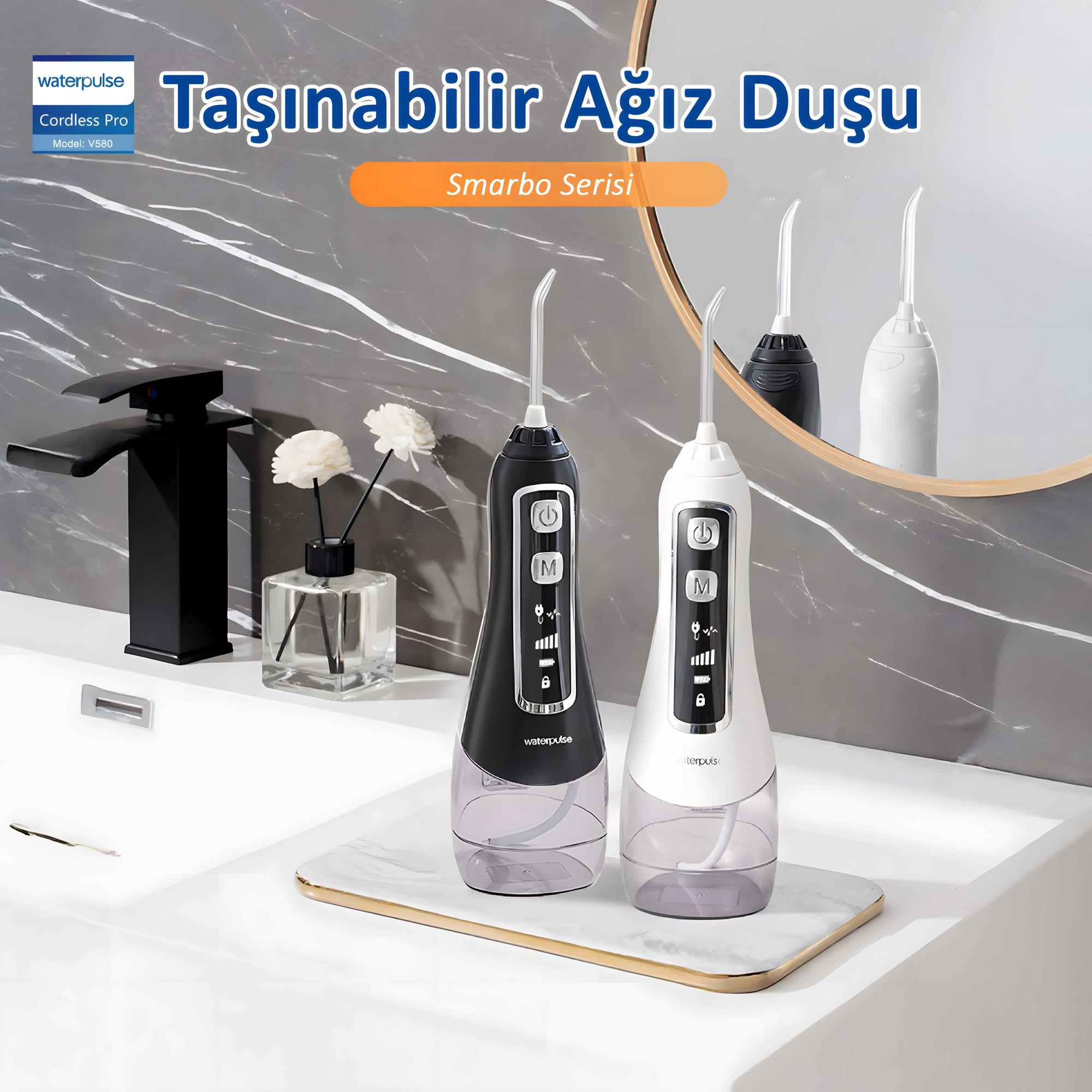 İki adet Waterpulse ağız duşu, biri beyaz, biri siyah, banyo lavabosunda.