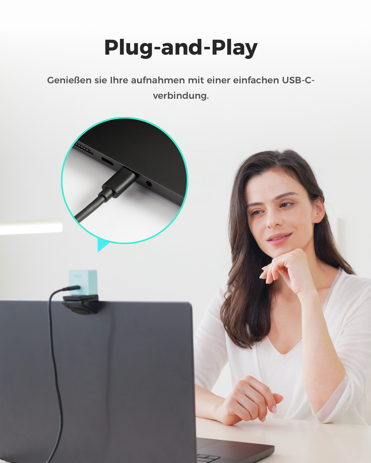 Femme regarde ordinateur portable, câble USB-C connecté. Plug-and-Play.