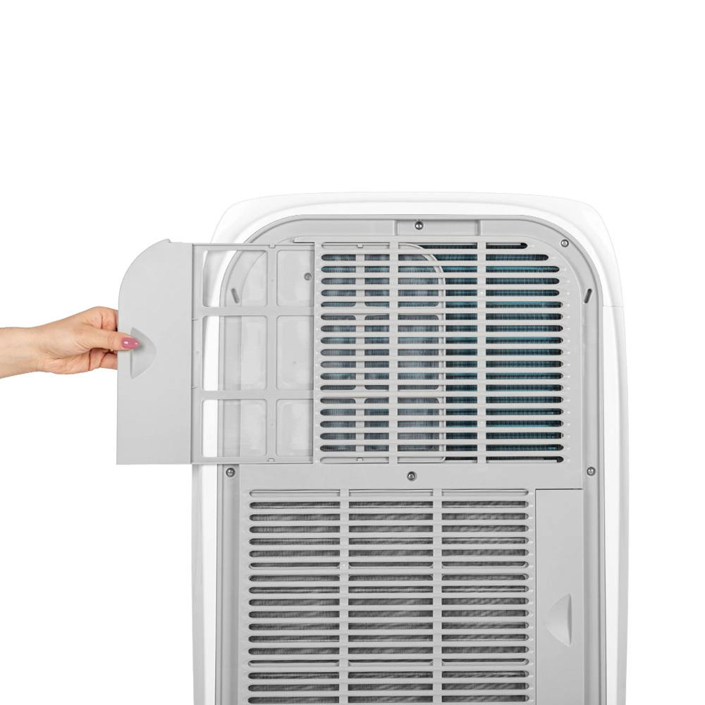 Ręka wyciąga filtr z tyłu białego urządzenia.