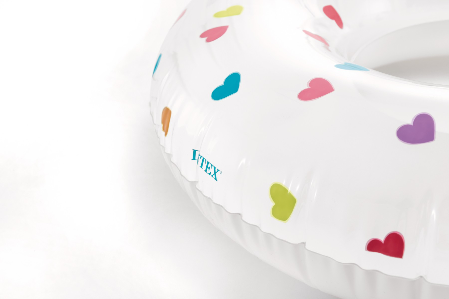 Białe koło do pływania z kolorowymi serduszkami i logo Intex.