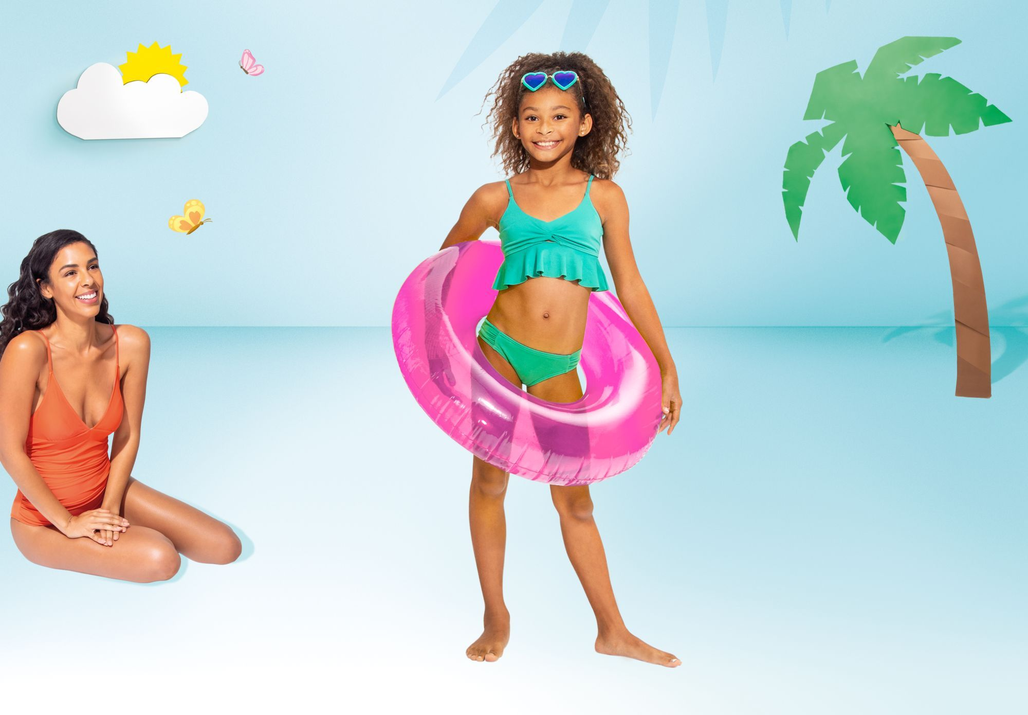 Kobieta w pomarańczowym stroju kąpielowym siedzi, dziewczynka w zielonym bikini trzyma koło.