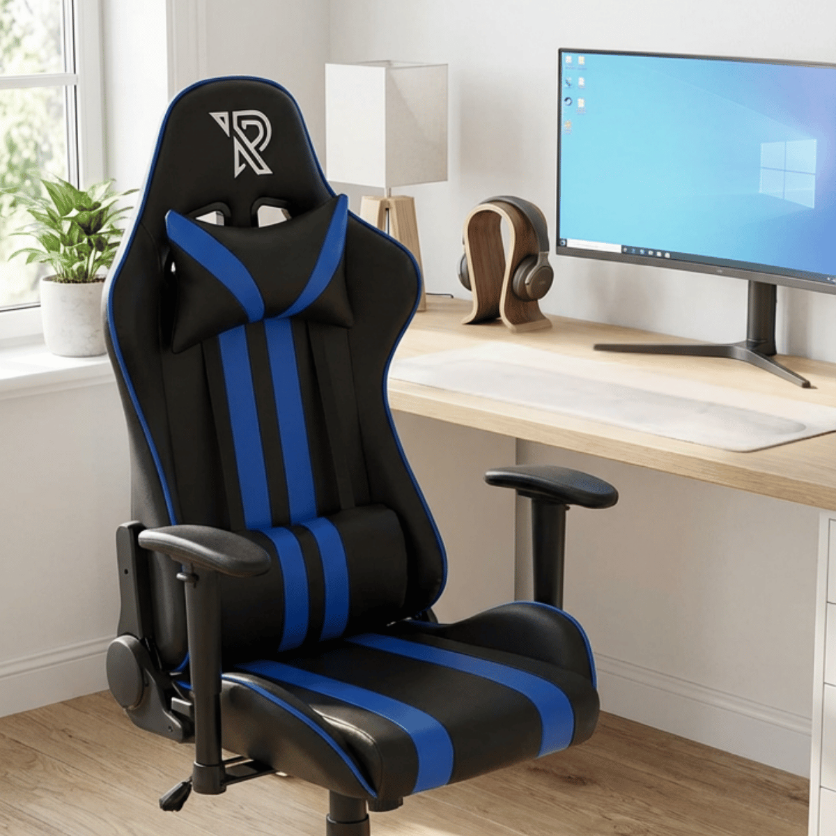 Chaise gamer noire et bleue avec support lombaire et coussin, devant un bureau.