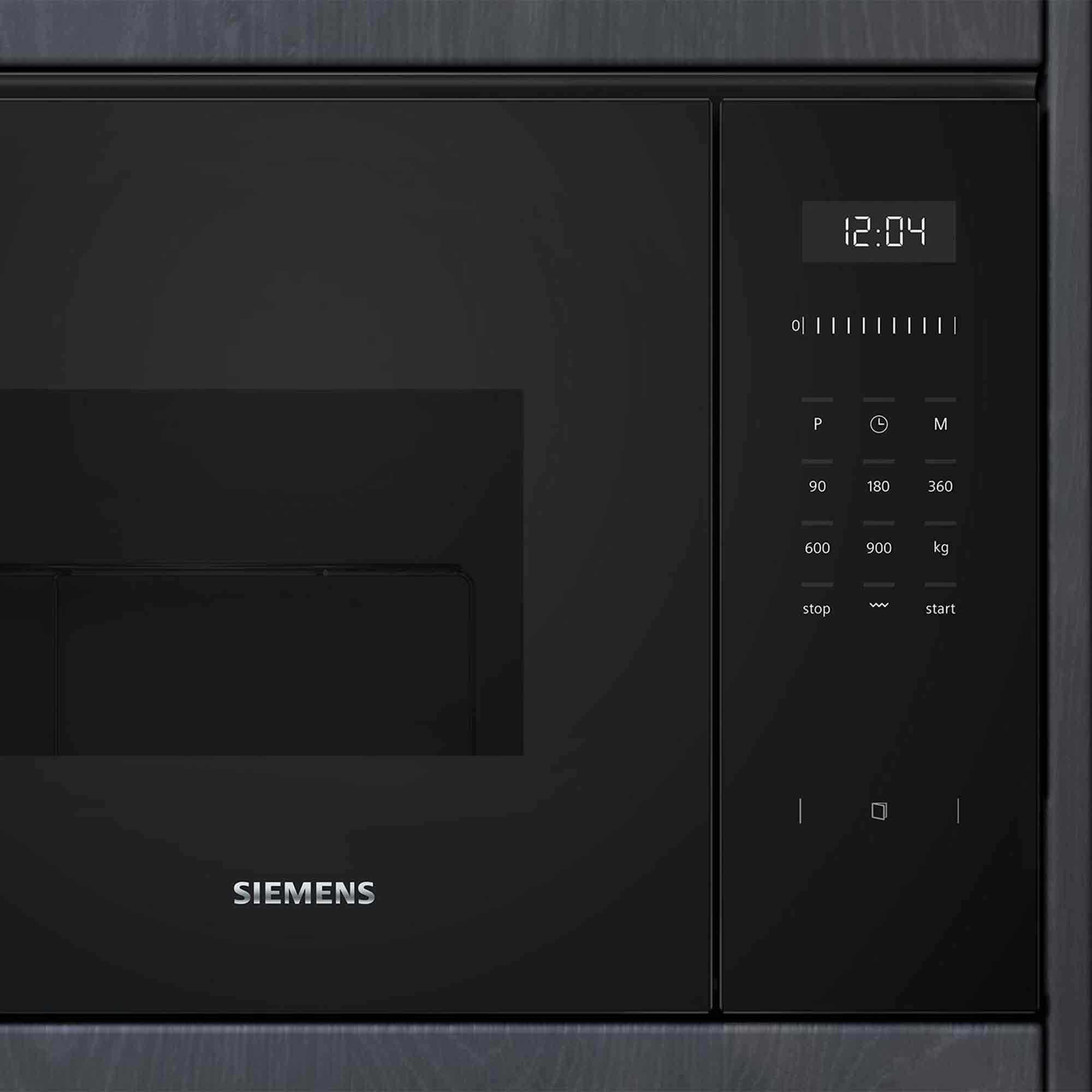 Czarna kuchenka mikrofalowa Siemens z cyfrowym wyświetlaczem (12:04) i panelem sterowania.