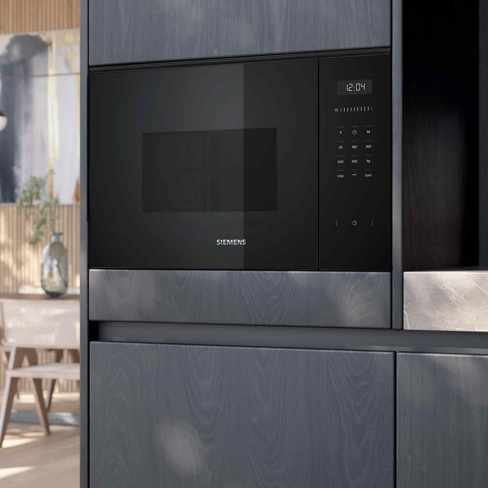 Nowoczesna, wbudowana czarna kuchenka mikrofalowa z panelem dotykowym i cyfrowym wyświetlaczem.