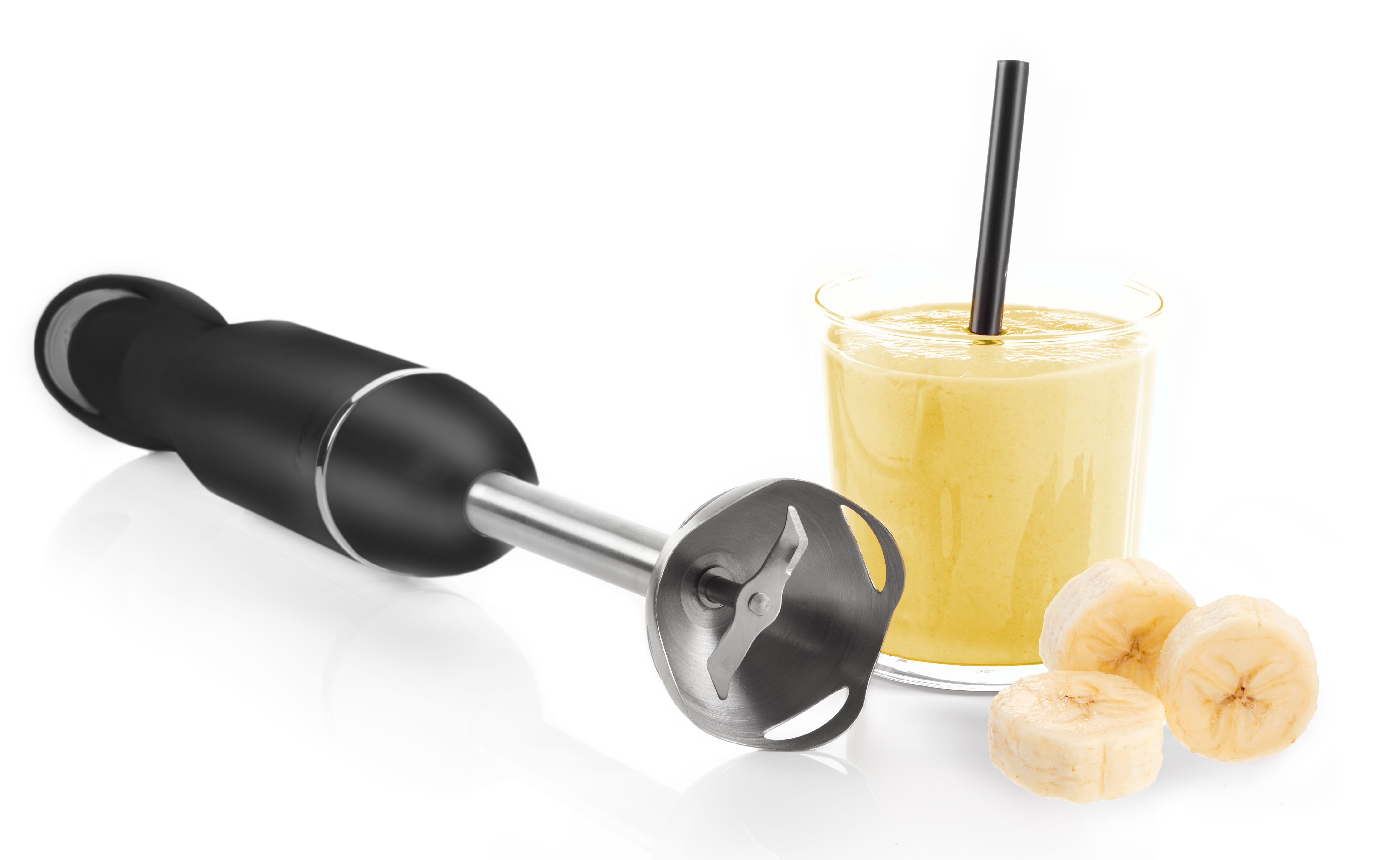 Ein schwarzer Stabmixer mit Edelstahlklinge neben einem Glas Bananen-Smoothie.