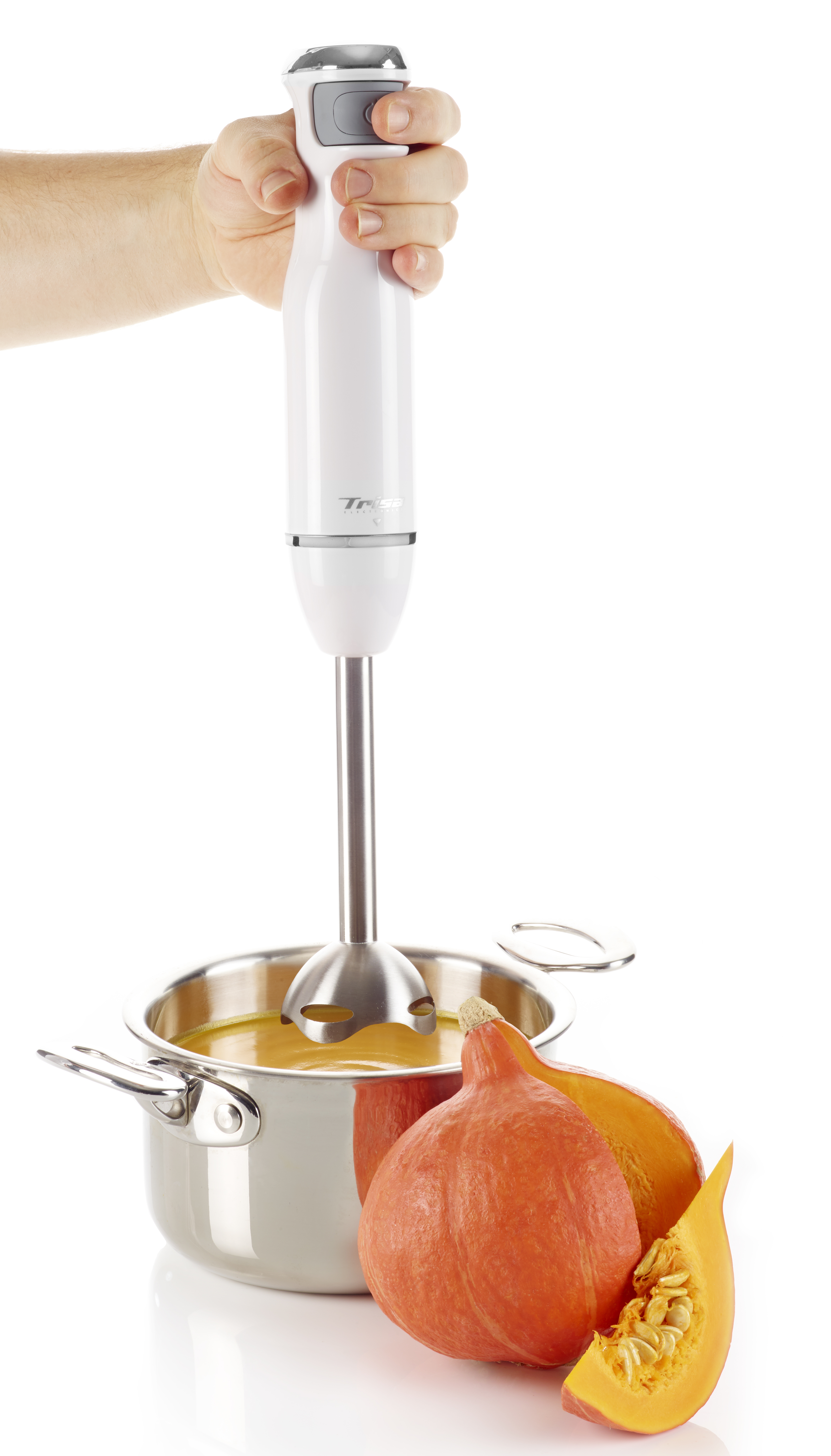 Ein Stabmixer wird verwendet, um eine Suppe in einem Topf zu pürieren.