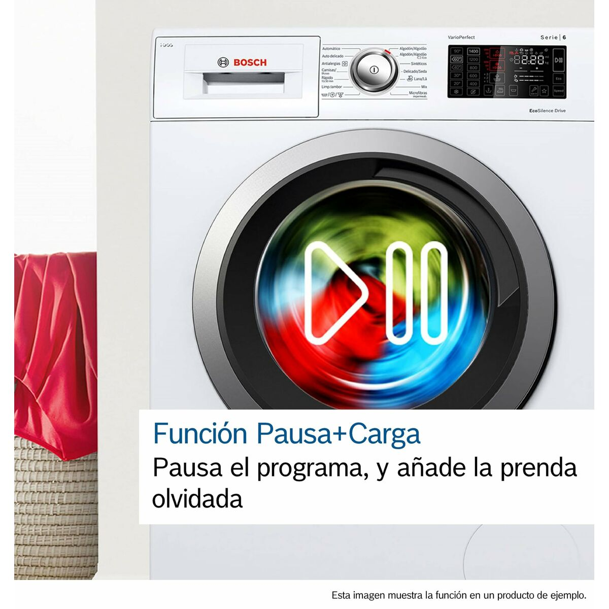 Una lavadora Bosch con función "Pausa+Carga", mostrando ropa en el tambor.