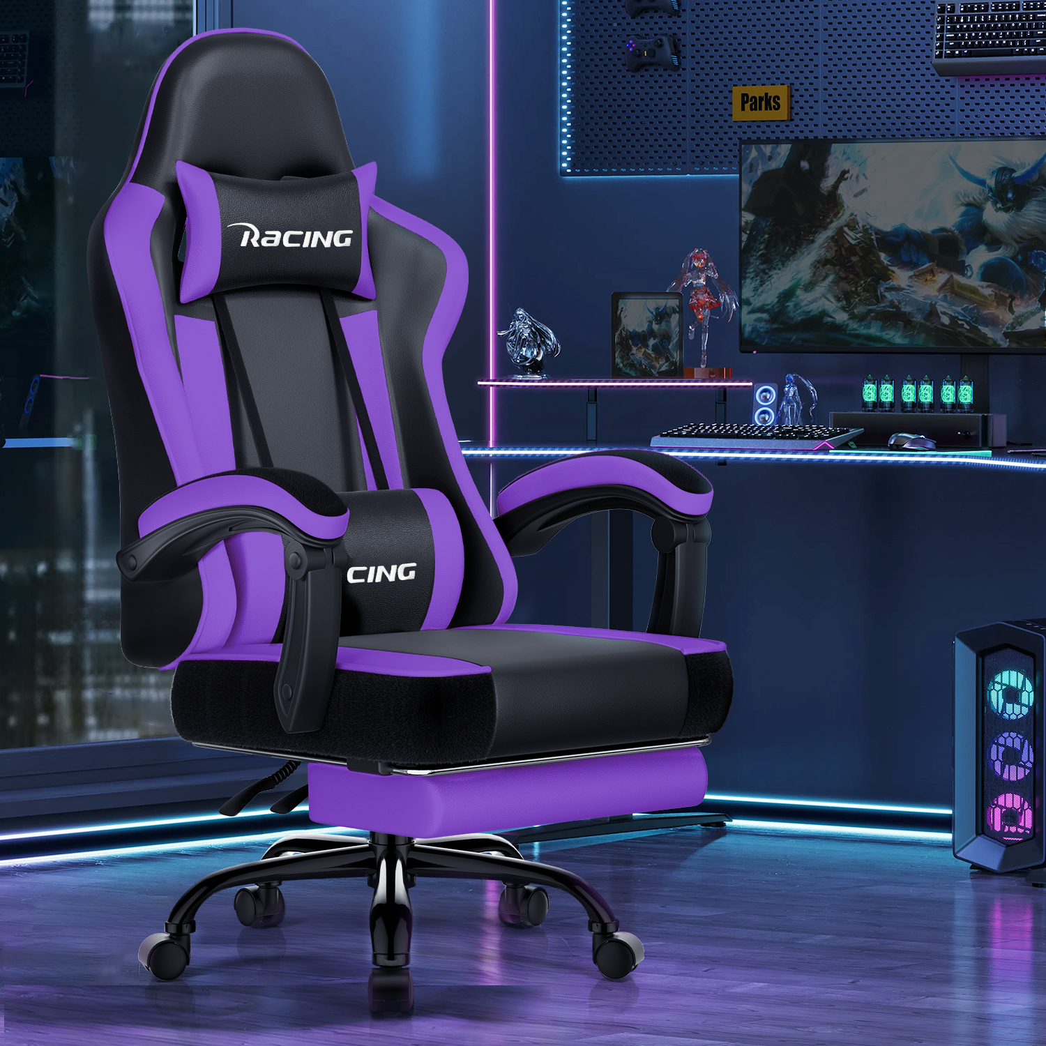 Ein lila und schwarzer Gaming-Stuhl steht vor einem Schreibtisch mit Computer und Monitor.