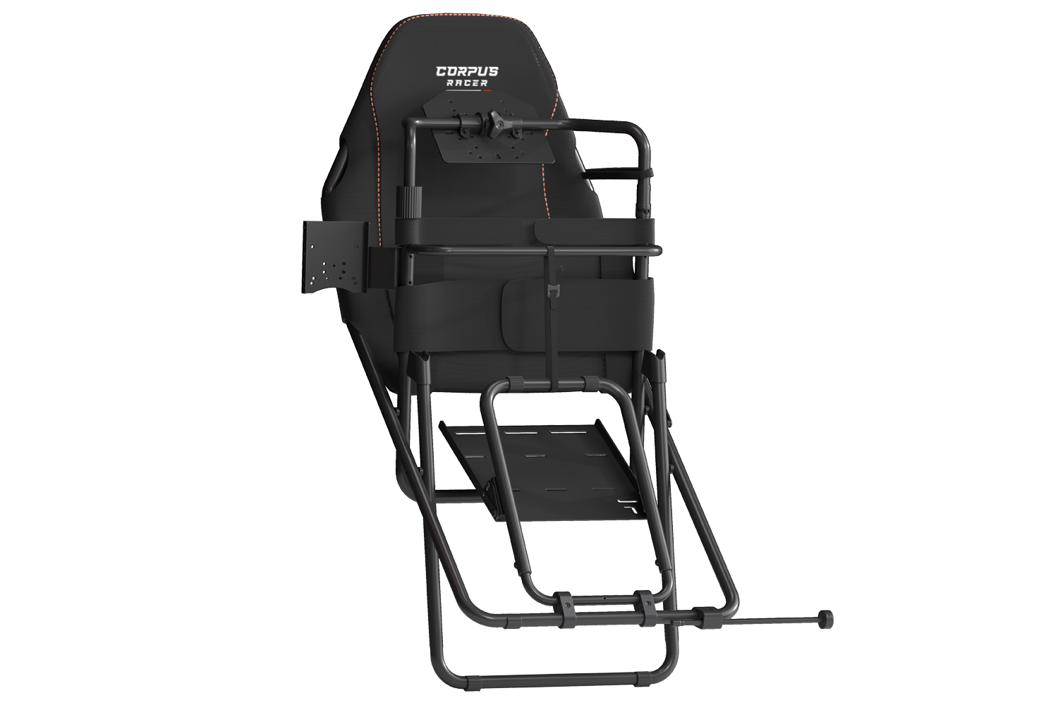 Silla negra de simulador de carreras con costuras y soportes naranjas, sobre fondo negro.