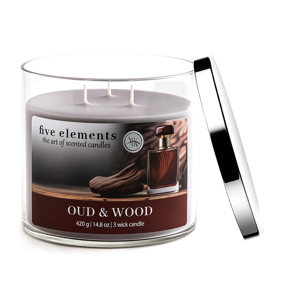 Eine dreifach gewickelte 'Oud & Wood'-Duftkerze im Glasbehälter mit silbernem Deckel.