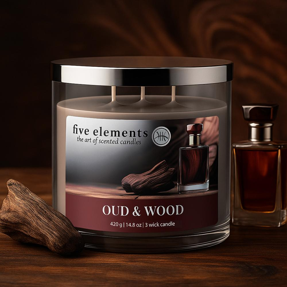 Dreidochtkerze mit Oud & Wood Duft, neben einer Parfümflasche.
