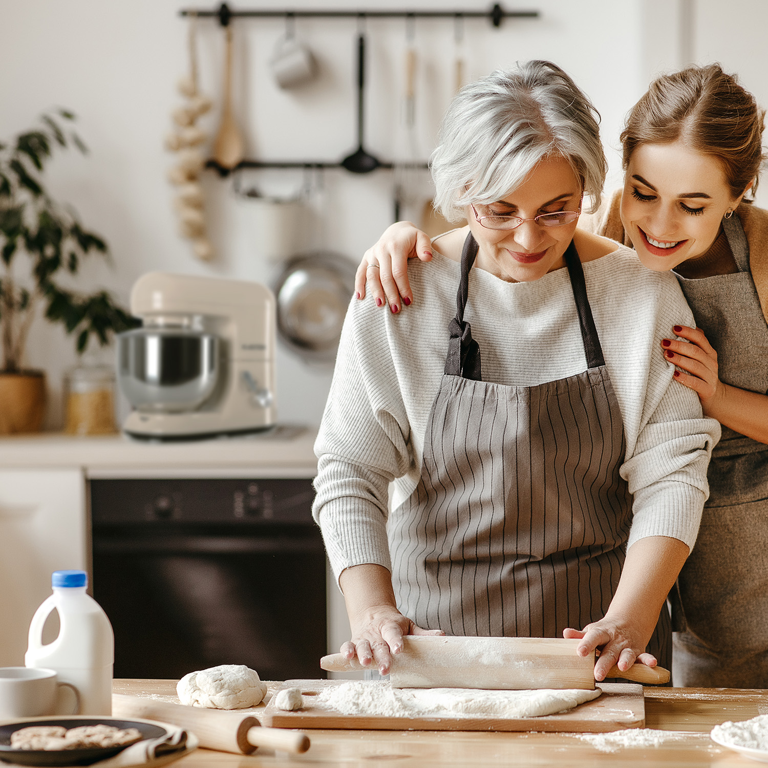 Una nonna e sua nipote cucinano insieme in cucina.