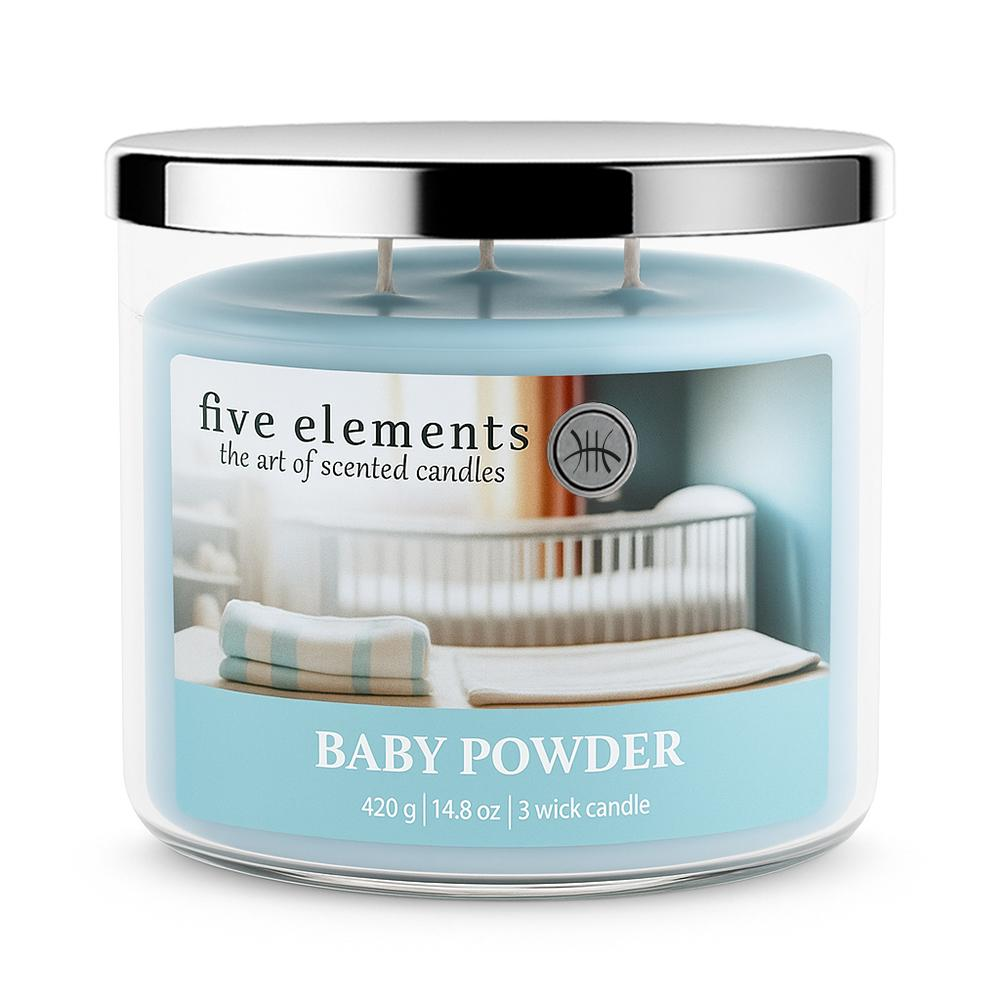 Eine blaue Drei-Docht-Kerze mit der Aufschrift 'Baby Powder' und silbernem Deckel.